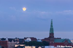 Täysikuu ja Johanneksenkirkko Hotelli Torninsta, Helsinki (23.6. klo 23:15)