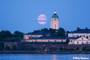 Kuu ja Suomenlinnan kirkko Kaivopuistosta, Helsinki (25.6.)