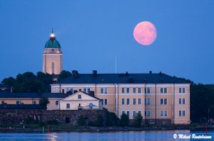 Kuu ja Suomenlinnan kirkko Kaivopuistosta, Helsinki (25.6.)